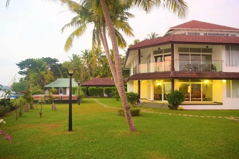 Blusalz Manor Waters Edge - Image 1