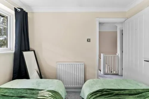 Fantastic House in Bracknell - Garden - Games room - Image 1