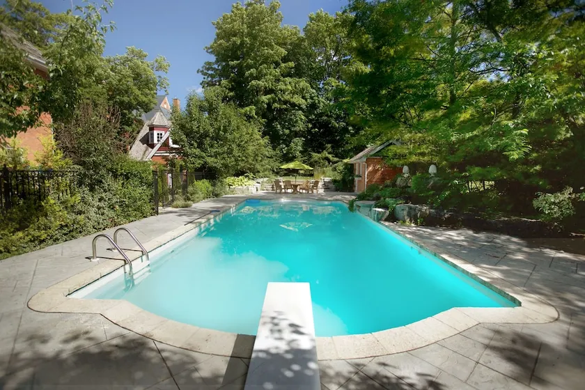 Markdale Manor Bed & Breakfast - Image 1