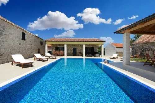 Beautiful Villa Petra With Summer Kitchen And Pool - Image 1
