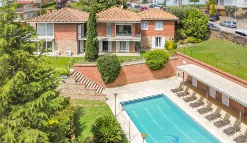 Spectacular villa with gym - Image 1
