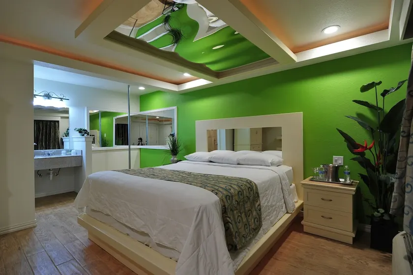 Romantic Inn & Suites - Image 1