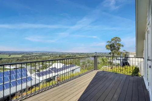 Luxury & plush lifestyle 5 Bedroom house in Mt Eliza - Image 1