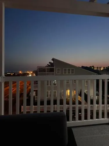 Stunning Beachfront Queens Getaway 4 Bedroom Townhouse By Redawning - Image 1