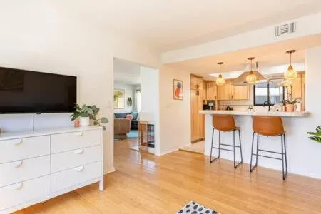 Ocean View 1 BR Dream Escape in Manhattan Beach - Image 1