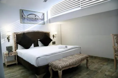 Hotel Posh - Image 1