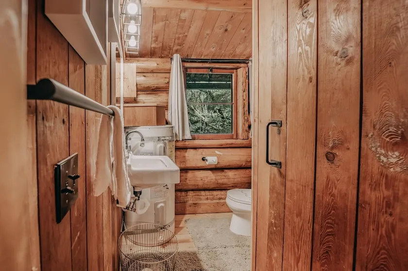 76gs - Genuine Log Cabin - Wifi - Pets Ok - Sleeps 4 2 Bedroom Home by Redawning - Image 1