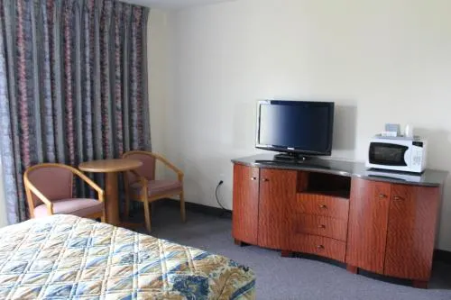 Krystal Penguin Inn - Image 1