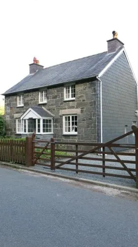 Maesmor - Three Bedroom Cottage, Sleeps 6 - Image 1