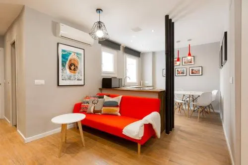 ARMAS 44 - Apartamento de 2 dormitorios, moderno y centrico, sin ascensor y con posibilidad de garaj - Image 1