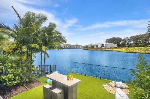Executive modern waterfront house - Image 1