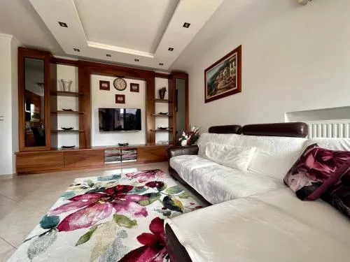 Stylish Serenity Apartment - Image 1