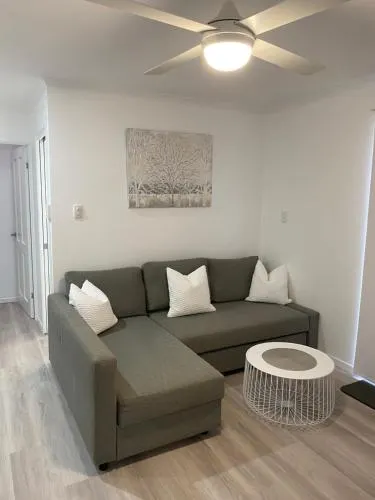 Rainbow Beach Dream Newly Renovated Stylish One Bedroom Apartment - Image 1
