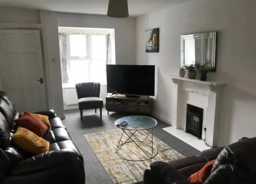 contractors & professionals 3 bed house with parking - Image 1