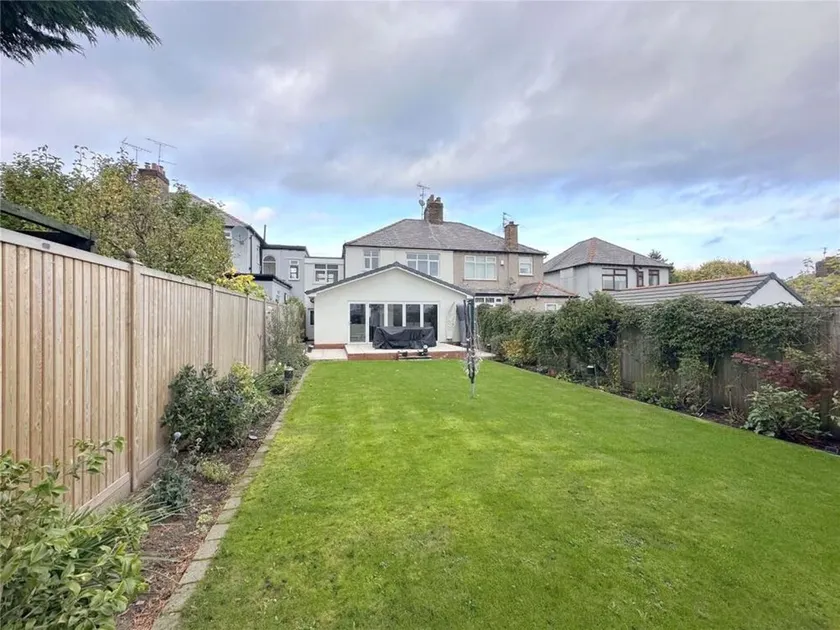 Impeccable 4-Bed House in Liverpool - Image 1