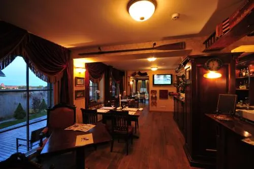 Rowing Hotel - Image 1