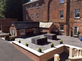The West Wing at Everleigh Manor - Image 1
