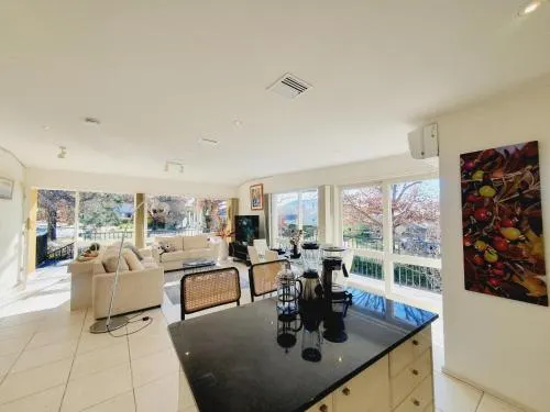 Yarralumla Sunny&open&comfy 3B&2B home near by a lake and shopping centre - Image 1
