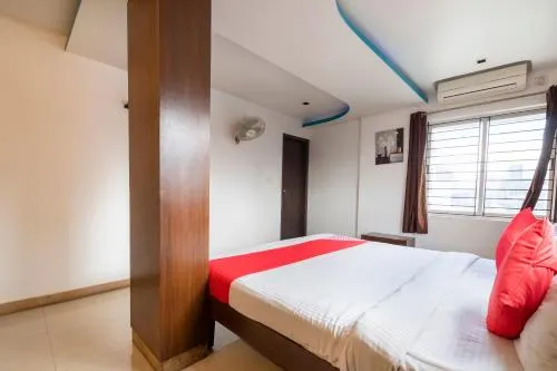 The Red Velvet by OYO Rooms - Image 1