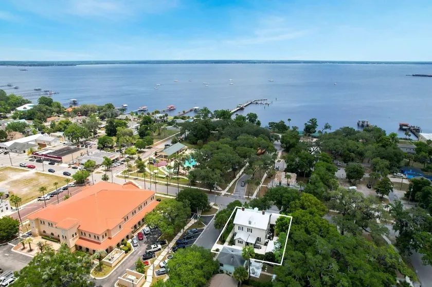 Charming Green Cove Historic Home 1st Floor Stay - Image 1