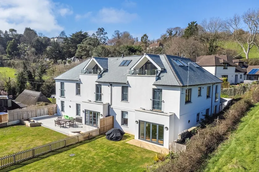 10 Oystercatcher Court - Stylish Penthouse Apartment with Stunning Sea Views - Image 1