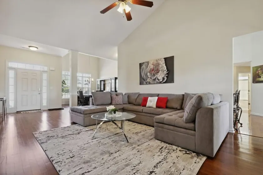 Monthly Rental $3000 Near Shopping & Restaurants - Image 1