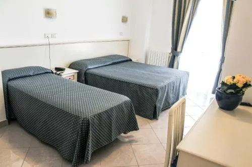 Hotel Holiday - Image 1