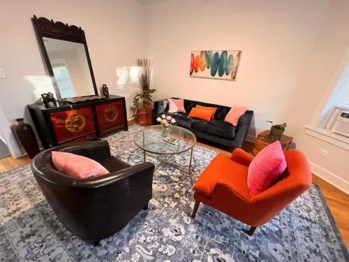 Modern Vintage Near Dining & Lakefront - Image 1