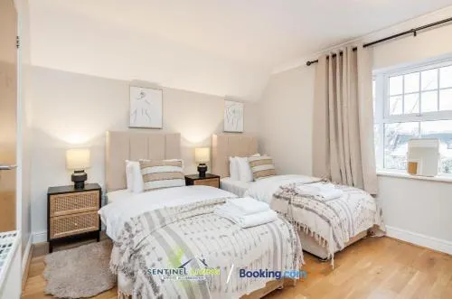 Pet Friendly Spacious Townhouse North Ascot - Image 1