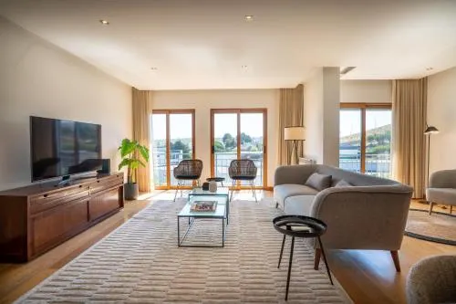 Spacious and Chic Apartment with Lisbon Sintra or Beach at 15 min - Image 1