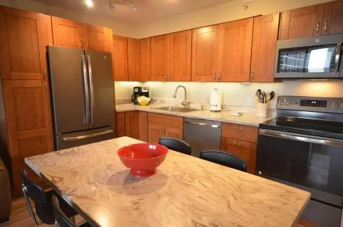 Waikiki Banyan 912 Your Luxurious Escape to Paradise - Image 1