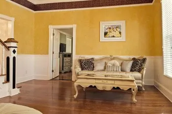 Red Velvet Inn - Image 1