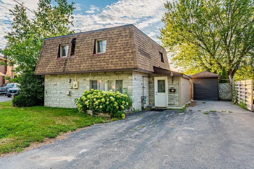 Cheerful 2BR-2Bath Cottage by the Lake Parking - Image 1