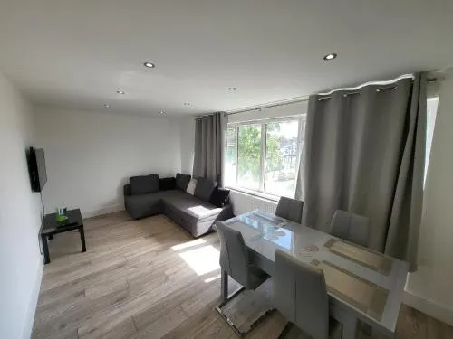 Bright Modern 3 Bedroom Apartment - Image 1