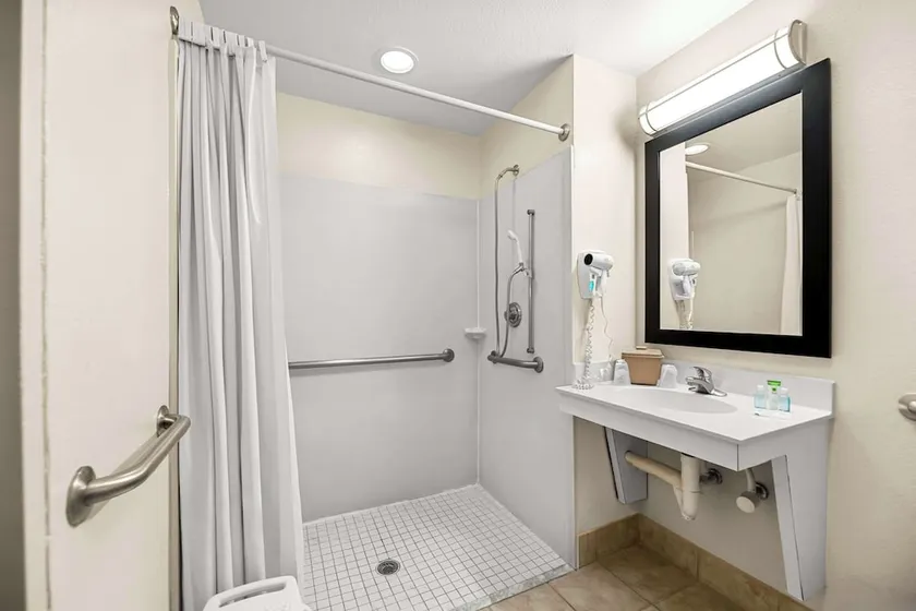 OYO Townhouse Orlando West - Image 1