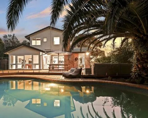 Mornington Peninsula Stay with Pool & Table Tennis - Image 1