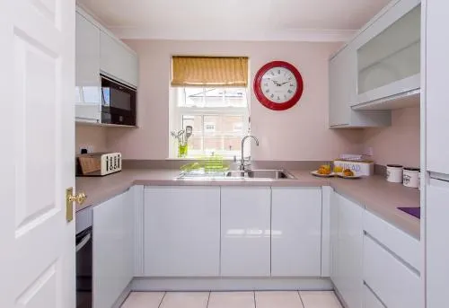 The Boulevard - Stunning 3 Bedroom Apartment With Free Parking - Image 1