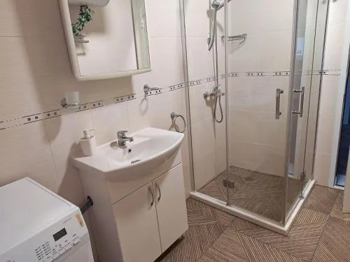 Guest House Coral - Image 1