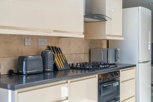 Great Location Cheerful Entire Private 3 Bedroom 2 Bathroom House Sleeps up to 7 & Private Garden - Image 1