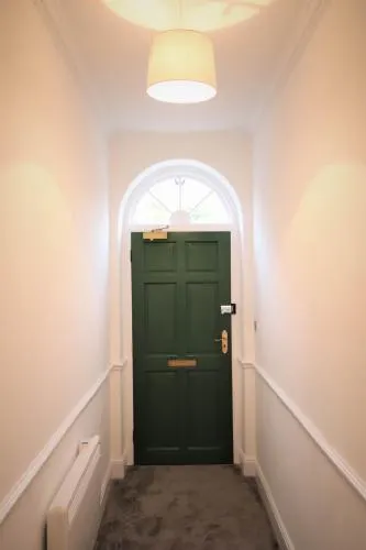 City Centre Townhouse apartment with secluded shared Terrace - Image 1