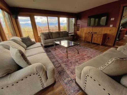 P5 Ski in Ski out rare find Presidential View single family with garage pool table ping pong - Image 1
