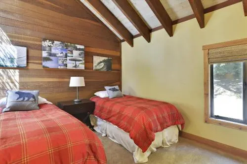 Deer Park Alpine Getaway - Image 1