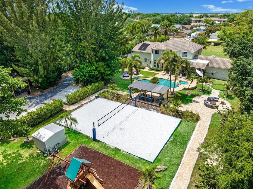 8BR Entertainers Estate w Pool Games Theater - Image 1