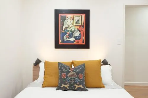 Huge 3 Bed Camperdown Garden Apt w Parking Aircon - Image 1