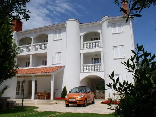 Paloma Blanca Apartments - Image 1