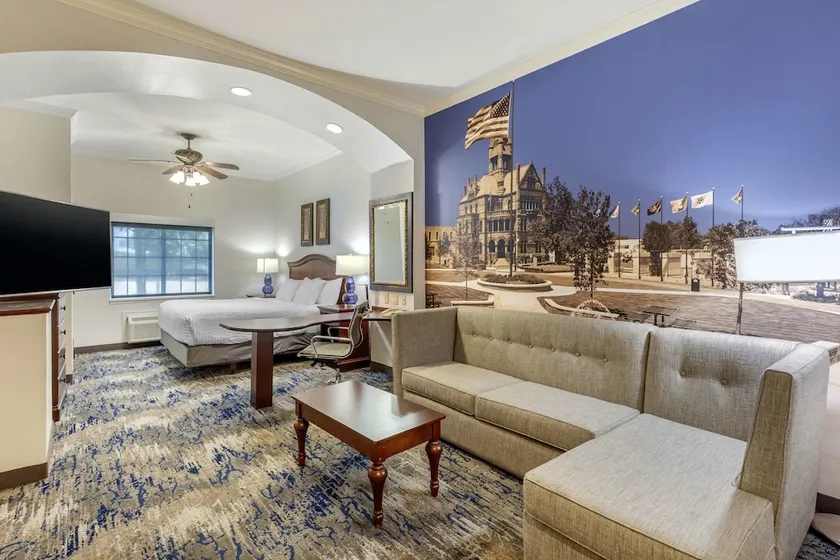 HOLIDAY INN EXPRESS & SUITES - Image 1