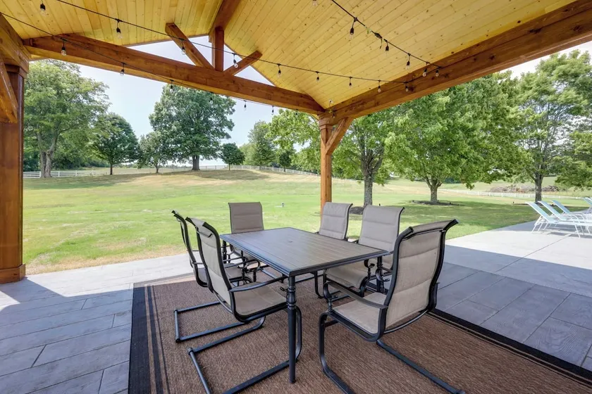 Majestic Manor Private Hundred Acre Yard Pool Spa - Image 1