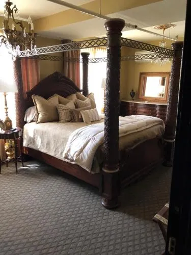 Rader Manor - Image 1