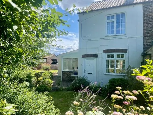 Railway Cottage Pet friendly with parking - Image 1