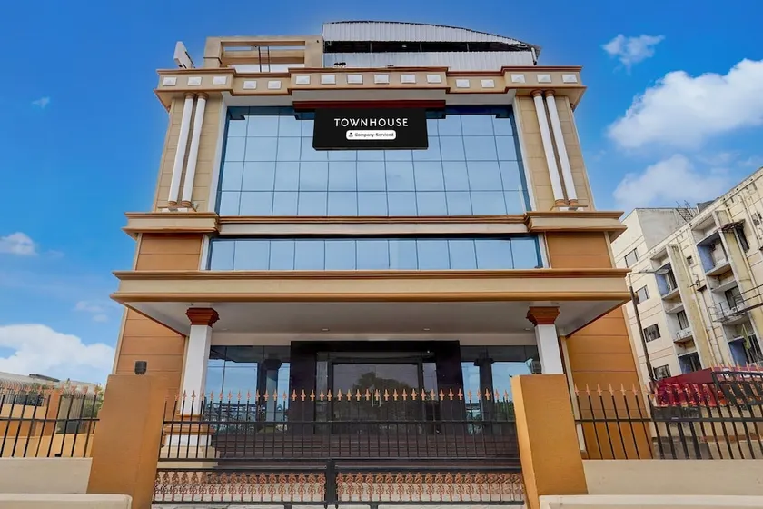 Super Townhouse Koyambedu Formerly Royal Plaza - Image 1